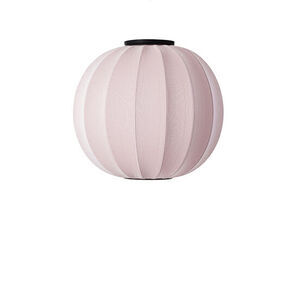 Rund loftlampe i lys pink med plisseret tekstur og blødt design.